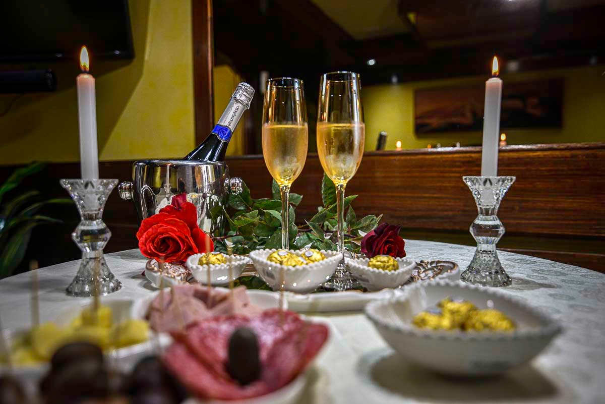 Imagen de la parte de restaurante y bar del hotel